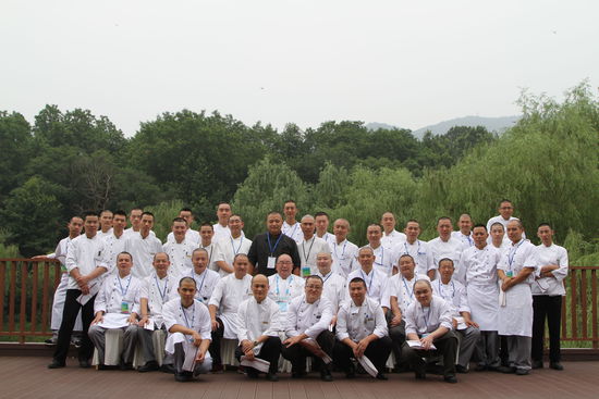 幾十位光頭廚師的大合照。 花惠生 供圖