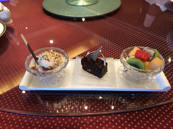 西點水果拼盤、巧克力布朗尼、冰淇淋。 花惠生