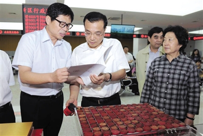 李克強見證封存審批章 嘆“不知束縛了多少人” 李克強見證封存審批章 嘆“不知束縛了多少人”