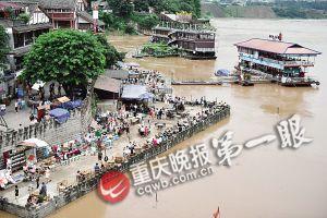 沙坪壩區(qū)磁器口，江水逼近休閑平臺。