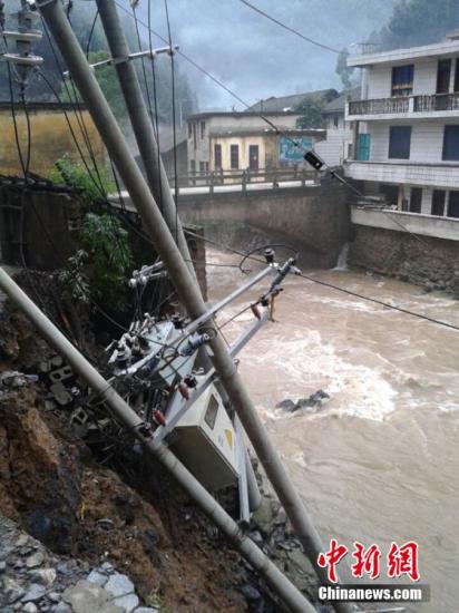 9日以來，陜西省鎮(zhèn)巴縣持續(xù)出現(xiàn)強秋淋天氣，21鎮(zhèn)不同程度受災(zāi)，電力、交通、移動通訊一度中斷。