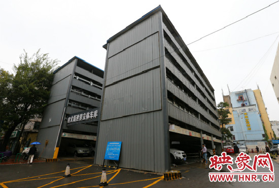 目前，市區(qū)內(nèi)的停車場(chǎng)數(shù)量還不能滿足廣大市民的需求。