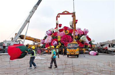 吊裝現(xiàn)場。昨晚，天安門立體主花壇“祝福祖國”完工，今天起供游人參觀。