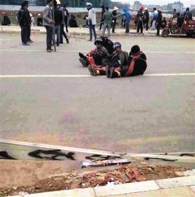 14日，沖突現(xiàn)場，幾名頭戴鋼盔的人被捆綁著。圖/東方IC