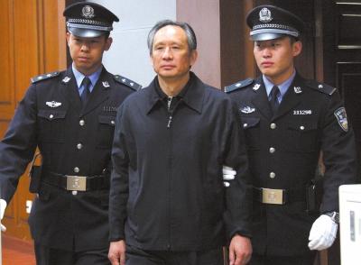 昨天，被告人張曙光在法庭上聽取宣判。新華社發(fā)