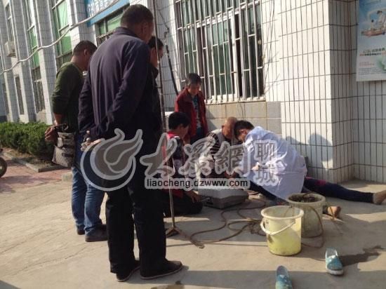 醫(yī)生正在對女嬰舅媽進(jìn)行現(xiàn)場洗胃處理 醫(yī)生正在對女嬰舅媽進(jìn)行現(xiàn)場洗胃處理