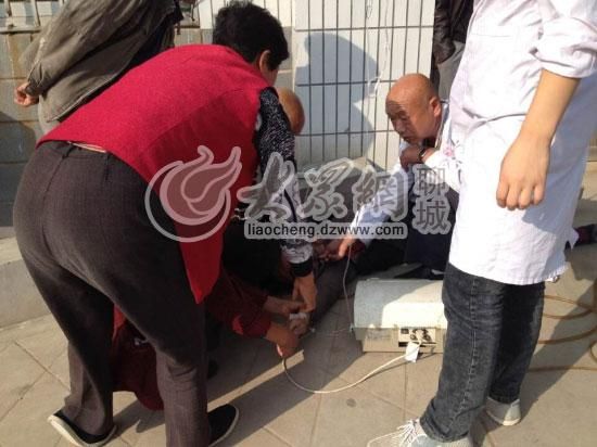 醫(yī)生正在對女嬰舅媽進(jìn)行現(xiàn)場洗胃處理 醫(yī)生正在對女嬰舅媽進(jìn)行現(xiàn)場洗胃處理