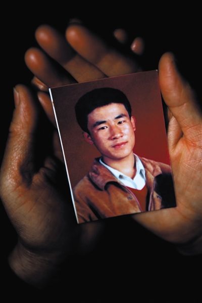 尚愛云捧著兒子的照片。