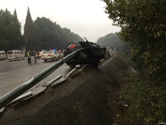 瘋狂途觀(guān)撞人逃逸又惹禍，一家四口殞命車(chē)輪