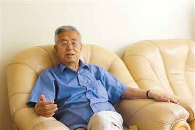 楊維駿 歷任云南省政協(xié)副主席等職。89歲高齡的楊維駿為12名失地農(nóng)民代表開道，到云南省政協(xié)反映問題。