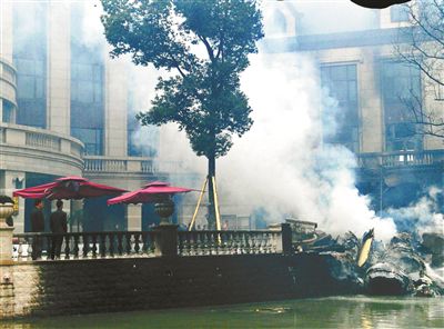 飛機(jī)撞擊售樓處起火后冒出滾滾濃煙 飛機(jī)撞擊售樓處起火后冒出滾滾濃煙