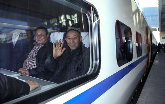 11月16日，旅客乘坐從烏魯木齊南站首發(fā)的D8602次列車。