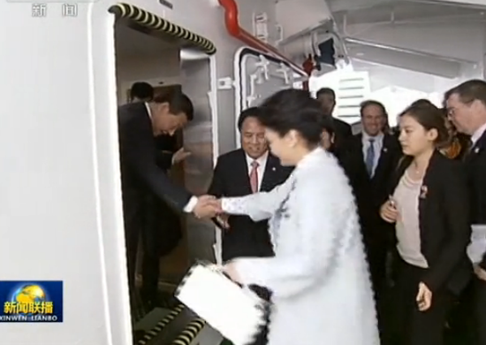 習(xí)近平轉(zhuǎn)身伸手扶彭麗媛 習(xí)近平轉(zhuǎn)身伸手扶彭麗媛