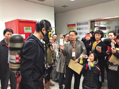 昨天，地鐵4號(hào)線北京南站站，地鐵工作人員為人大代表演示應(yīng)急氧氣瓶佩戴方式。新京報(bào)記者