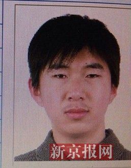 犯罪嫌疑人李小龍，27歲，唐山樂(lè)亭人。村干部說(shuō)李小龍經(jīng)常把自己關(guān)在家里