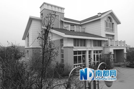 　馬超群在赤土山村村委會旁的別墅，就是以“自來水維護站”的名義拿的地。