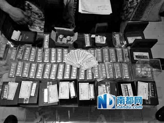 　馬超群家中金條清點現(xiàn)場。