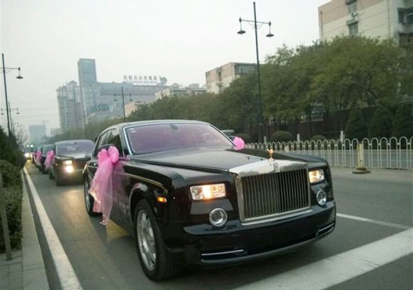 　11月23日，河北唐山街頭現(xiàn)價(jià)值超過(guò)2個(gè)億的婚禮車隊(duì)。