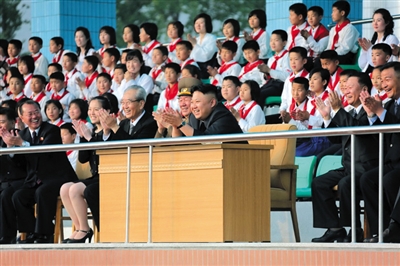 5月2日，金正恩與金與正（前排左二）一起觀看比賽。