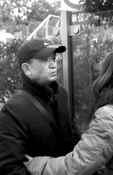 受害人黃洋的父親黃國強準備進入法院。