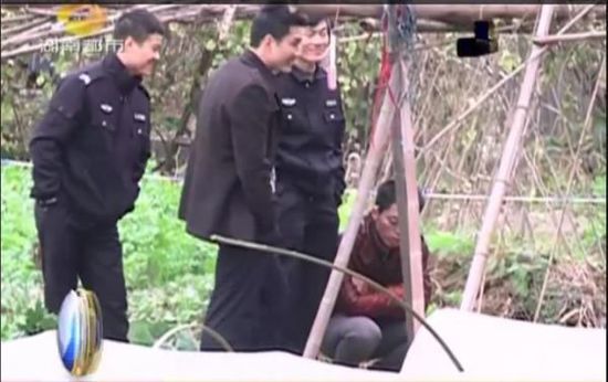 一個見習(xí)警官，一個二級警司，和一個便衣人員站在菜地里笑。