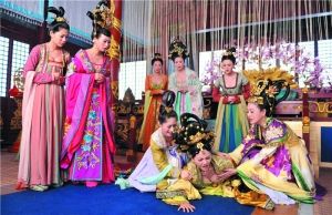 戲里一眾妃嬪的裝扮都相當(dāng)“吸睛”。