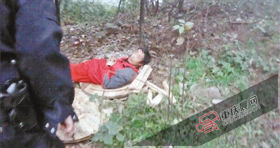 在草叢中睡覺(jué)的男子竟是名網(wǎng)上逃犯。