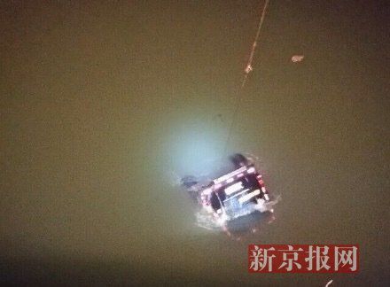 運鈔車打撈現(xiàn)場。