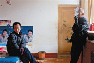 父親抽煙，兒子不語。逃跑的越南新娘，給袁迎賓父子帶來的是失落。新京報(bào)記者