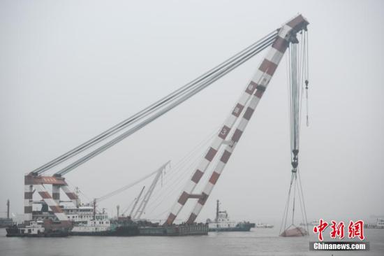  事故沉船已拖至北岸淺水區(qū)域。