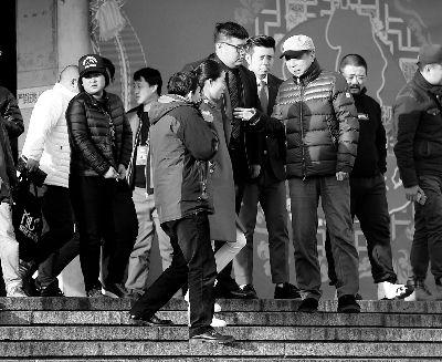 彩排后，高曉攀、尤憲超和不知名女演員聆聽馮鞏總結(jié)訓(xùn)話