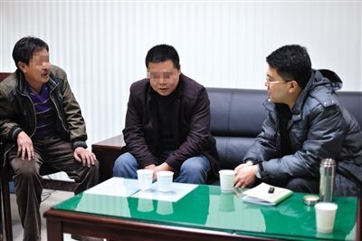 1月7日，陜西省榆林市，國家信訪局第五督查組成員王治鐸（右一）與兩名信訪人約談。 楊凱 攝