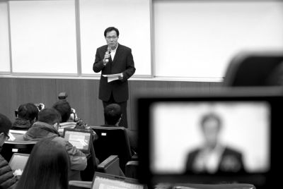 2月8日，在臺(tái)北福華會(huì)館，復(fù)興航空代表劉忠繼向媒體介紹家屬說(shuō)明會(huì)溝通情況。新華社發(fā)