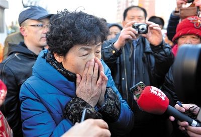 2月9日，呼格吉勒圖的母親尚愛云在旁聽趙志紅案后，接受媒體采訪時落淚。新華社記者 任軍川 攝