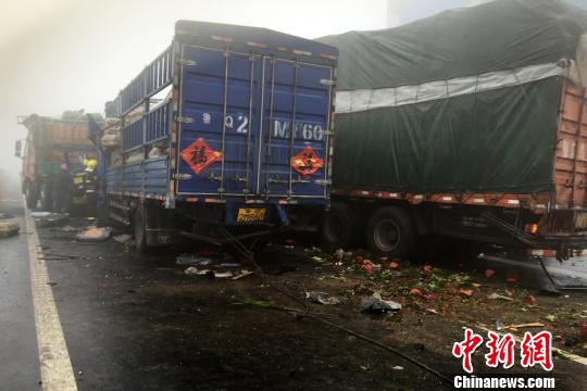 圖為21日，蘭南高速河南段車禍?zhǔn)鹿尸F(xiàn)場(chǎng)一片狼藉。　郭浩　攝