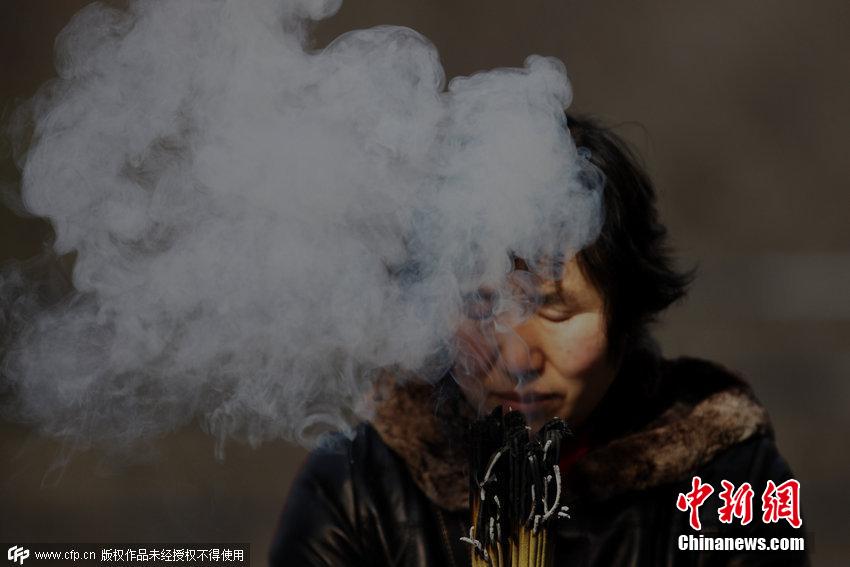 大年初五全國各地民眾燒香拜財(cái)神 大年初五全國各地民眾燒香拜財(cái)神