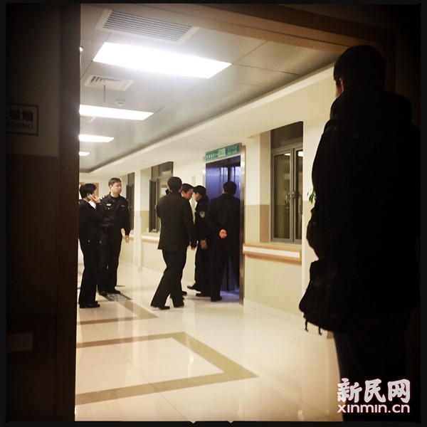 被撞交警在醫(yī)院搶救 被撞交警在醫(yī)院搶救