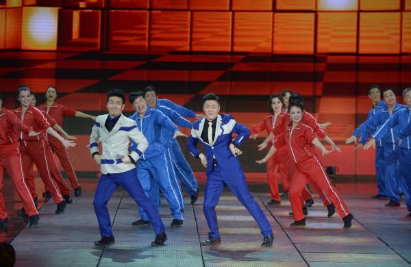 《小蘋(píng)果》、《最炫民族風(fēng)》等廣場(chǎng)舞曲將會(huì)有全國(guó)統(tǒng)一、編排科學(xué)、帶給人正能量的全新動(dòng)作。 CFP 資料