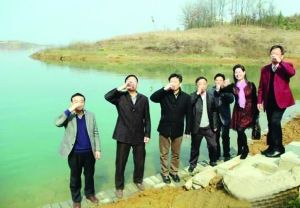 活動(dòng)儀式現(xiàn)場(chǎng)，一眾人舀起漳河水直接喝下