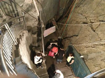 游客到魚泉參觀。