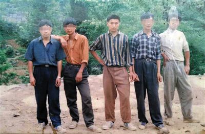 一次外出打工前，田仁信（中）與村里的伙伴合影。田仁信親屬供圖