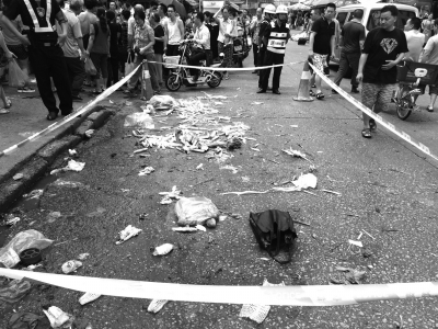 7月11日，群眾在事發(fā)現(xiàn)場外圍觀。新華社發(fā)