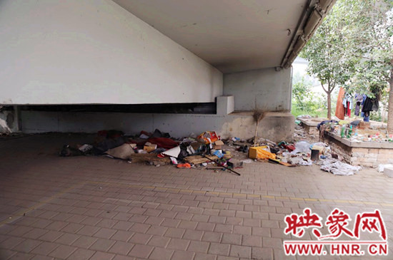 流浪漢在高架橋下居住，靠撿垃圾為生。