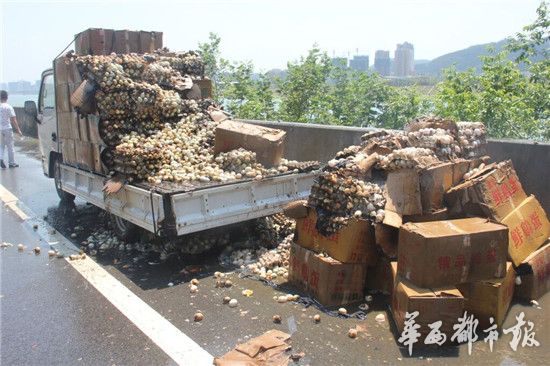 高速路上貨車自燃 近2萬枚鮮雞蛋被烤熟 高速路上貨車自燃 近2萬枚鮮雞蛋被烤熟