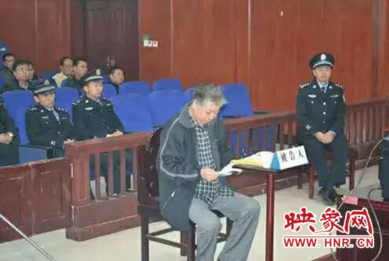 朱家臣在庭審現(xiàn)場 朱家臣在庭審現(xiàn)場