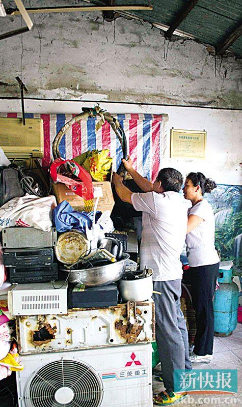 劉伯與妻子李姨在收拾剛回收的幾件小電器。