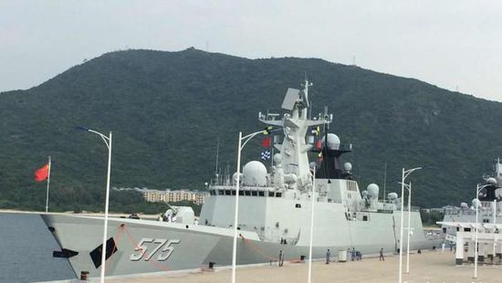 中國(guó)海軍艦艇編隊(duì)12日上午從三亞起航，參加“和平友誼-2015”中馬兩軍首次實(shí)兵聯(lián)演。