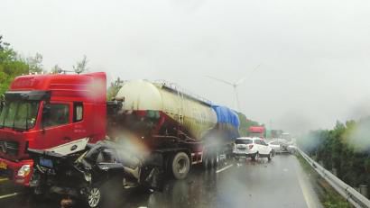 西攀高速公路追尾事故現(xiàn)場。