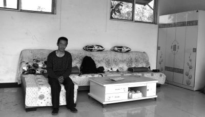 交完彩禮錢，牛志忠?guī)缀跎頍o分文，家里的沙發(fā)、茶幾、衣柜都是凌光輝買的。京華時(shí)報(bào)記者張恒攝