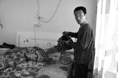 牛志忠翻看凌光輝留下的挎包。京華時(shí)報(bào)記者張恒攝